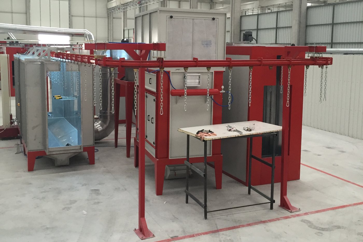 Powder coating plant with spray washing, red-framed line