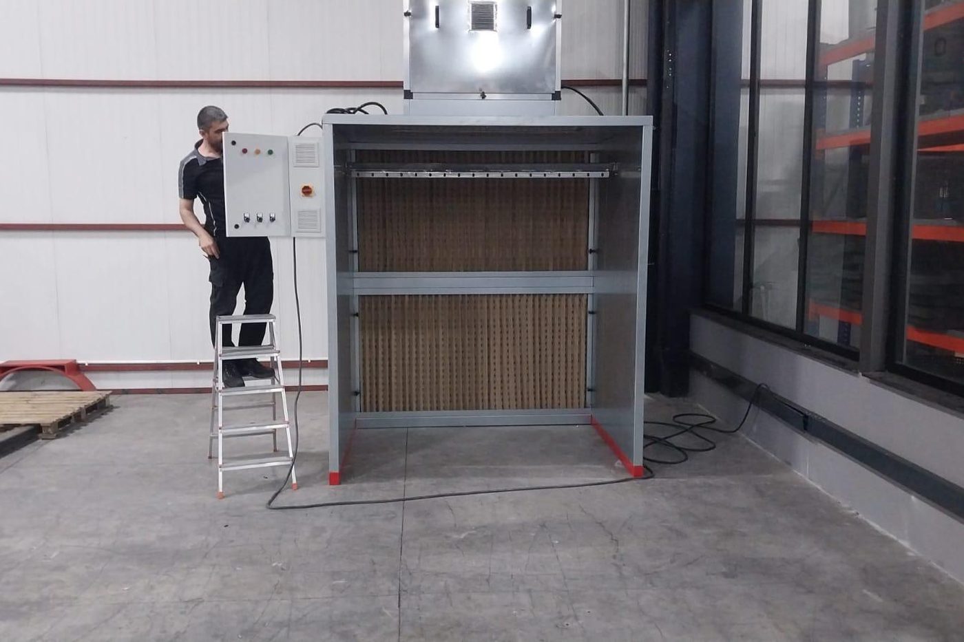 Dry-filter liquid paint booth, installation